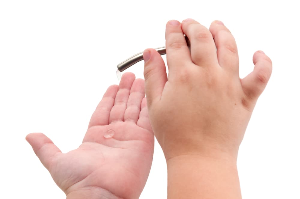 Gel antibacterial para niños. Con un bote pequeño de gel antibacterial basta para que tú te asegures que sus manos siempre estarán limpias y podrá estar libre de infecciones.