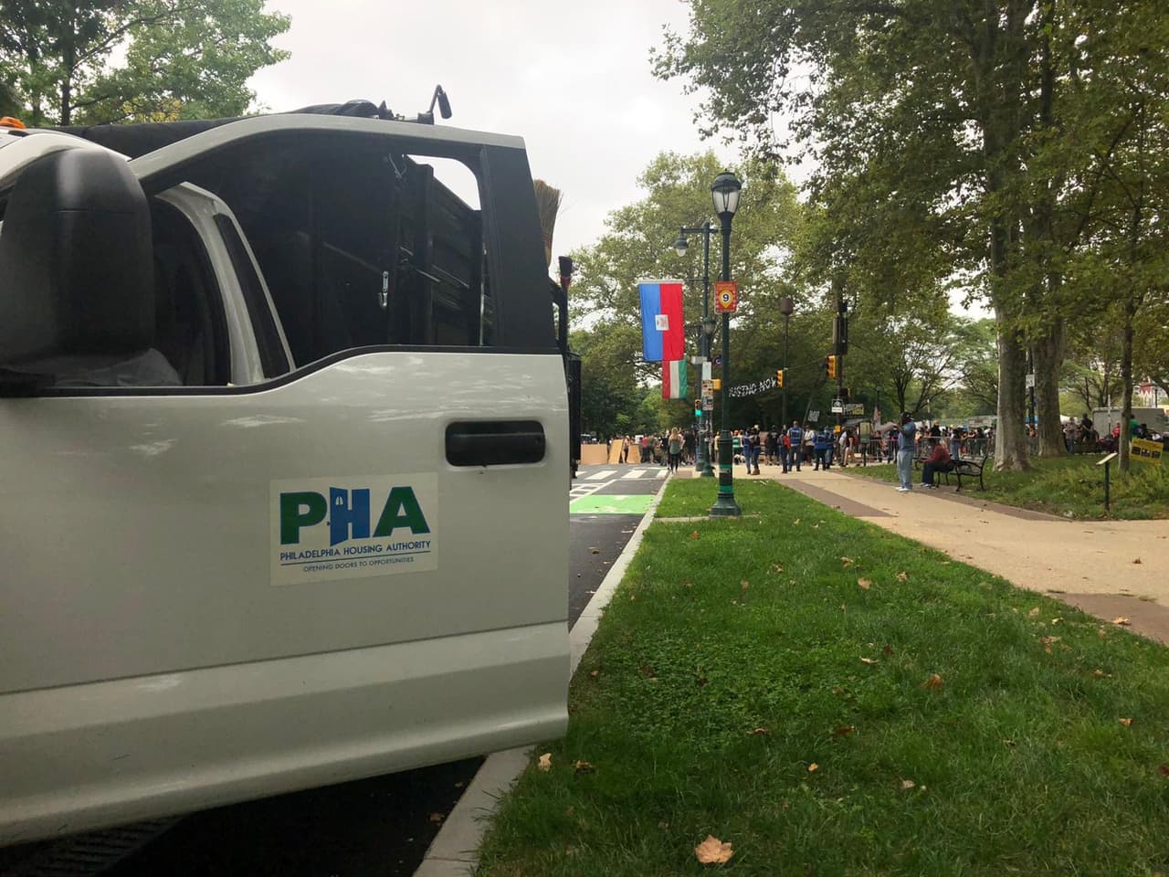 Todo esto llega después de casi tres meses de negociaciones. El campamento fue a la corte federal, pero un juez se puso del lado de la ciudad y dijo que la ciudad tiene que avisar con 72 horas de anticipación. La ciudad también debe asegurarse de que las pertenencias de las personas estén etiquetadas y guardadas.