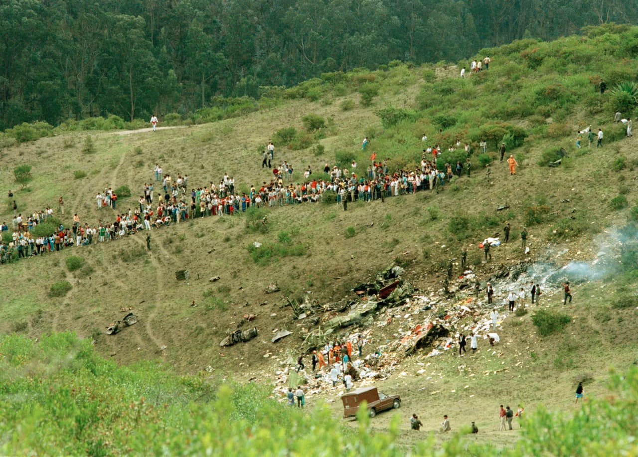 Una vista general del área donde cayeron los escombros del avión a las afueras de la capital colombiana. En las primeras horas las autoridades fueron cautelosas y trataron la tragedia como un accidente. La catástrofe ocurría en una época que ‘Los Extraditables’, un grupo de narcotraficantes que intentaba por la fuerza evitar que se permitiera extraditar criminales EEUU, se había responsabilizado por atentados que habían cobrado la vida de políticos y periodistas.