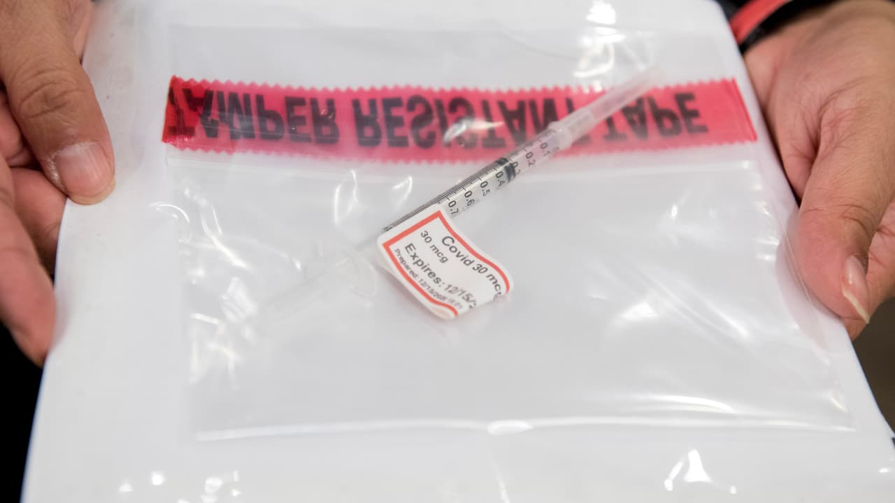 La Administración de Medicamentos y Alimentos (FDA) anunció el jueves que recomendaba aprobar la vacuna producida por Moderna.