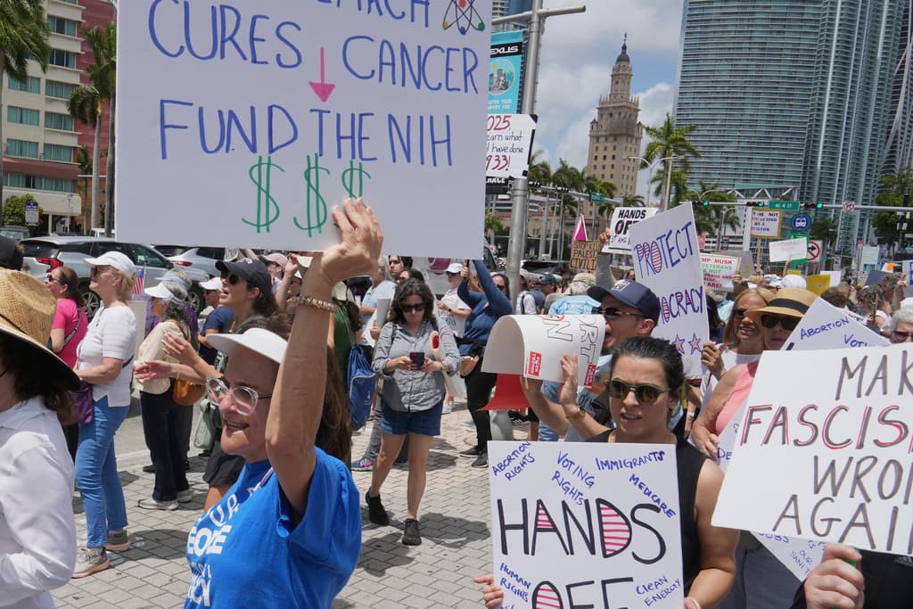 <b>En Miami:</b>
<br>Manifestantes de diversos orígenes y edades llamaron la atención al presidente Trump, quien se encuentra en Florida, pero en Jupiter, donde hasta el domingo 6 de abril jugará golf, informó la Casa Blanca.