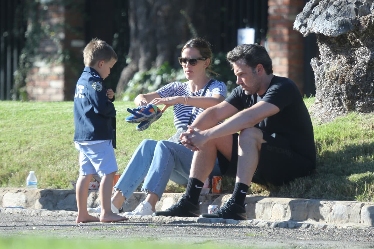 Diciéndole al pequeño Sam que se ponga sus tenis tras jugar un rato.