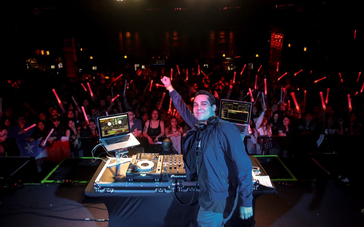 El cantante puertorriqueño Yandel llegó a Chicago en el Road to Innovation Tour de Nissan con lo mejor de su repertorio en un concierto privado en el Concord Music Hall.