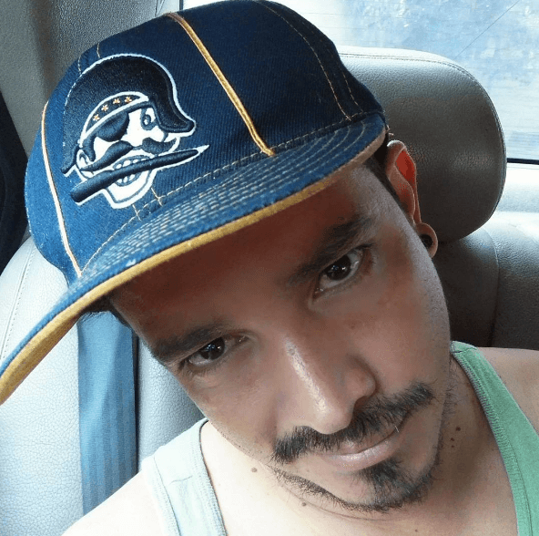 La versión guatemalteca del cantante es toda una sensación en redes sociales.