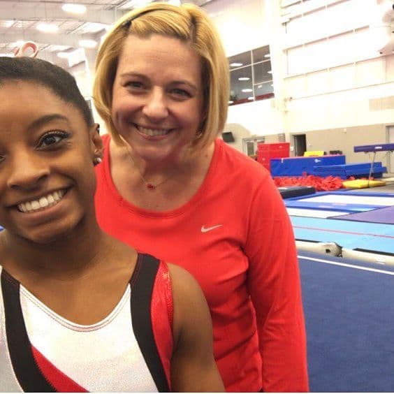 Simone ha confesado en varias ocasiones que su amor platónico es
<b> Zac Efron</b> y que no puede dejar de besar las fotos del actor.