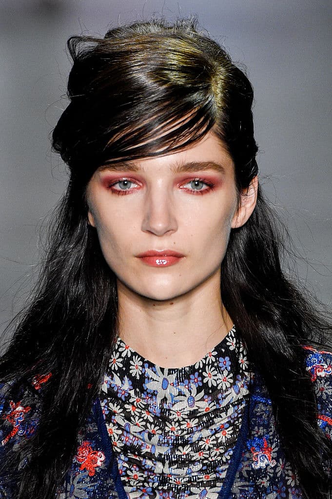 Este peinado nunca pasará de moda. Las modelos de 
<a href="http://www.annasui.com/en/">Anna Sui</a> mostraron este imponente medio moño con volumen que sin duda las hace ver desafiantes y queda perfecto con el estilo de ropa de la diseñadora. Los medios moños pueden ir con un chongo o con el pelo suelto y el resultado será igual de espectacular. Mejor si se ve alborotado.
<br>