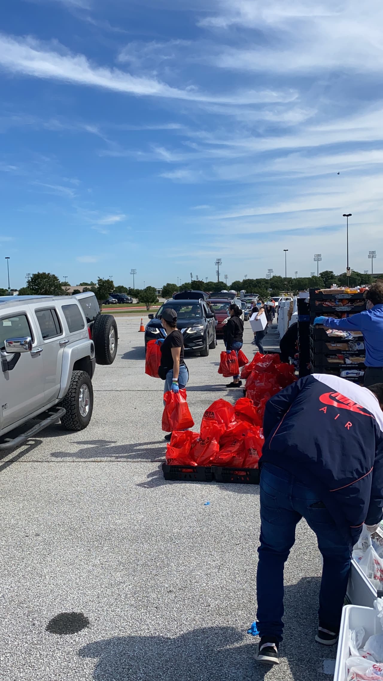 Miles de familias recibieron despensas de comida gratis en un evento en Grand Prairie Texas. 
<br>
