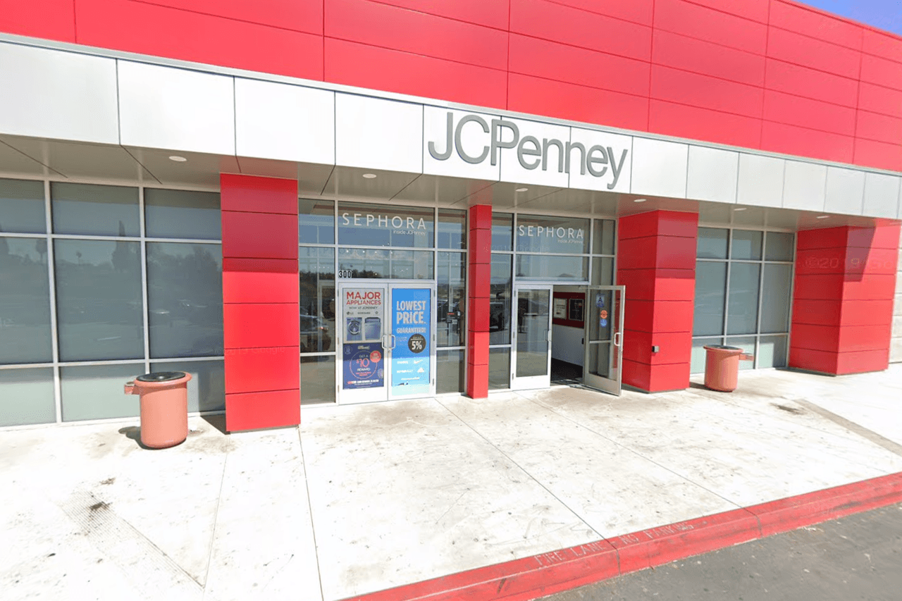 Localizado en el número 300 en el Inland Center, en San Bernardino.