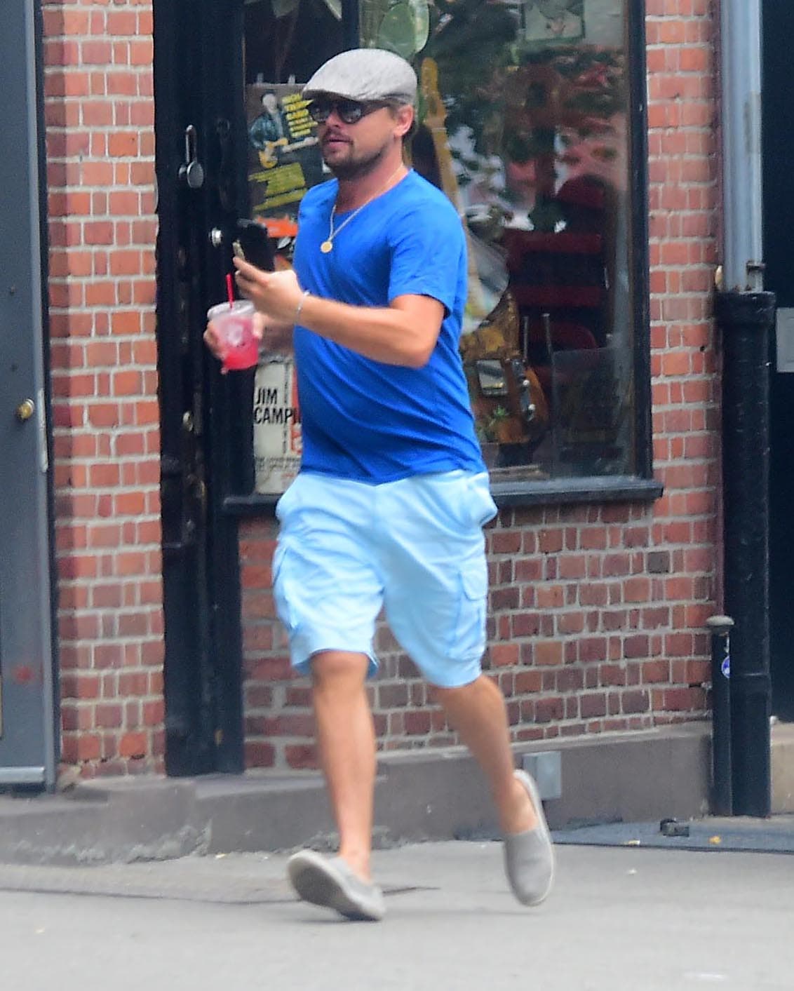 Y con teléfono en mano, ¡se echó a correr para sorprenderlo!