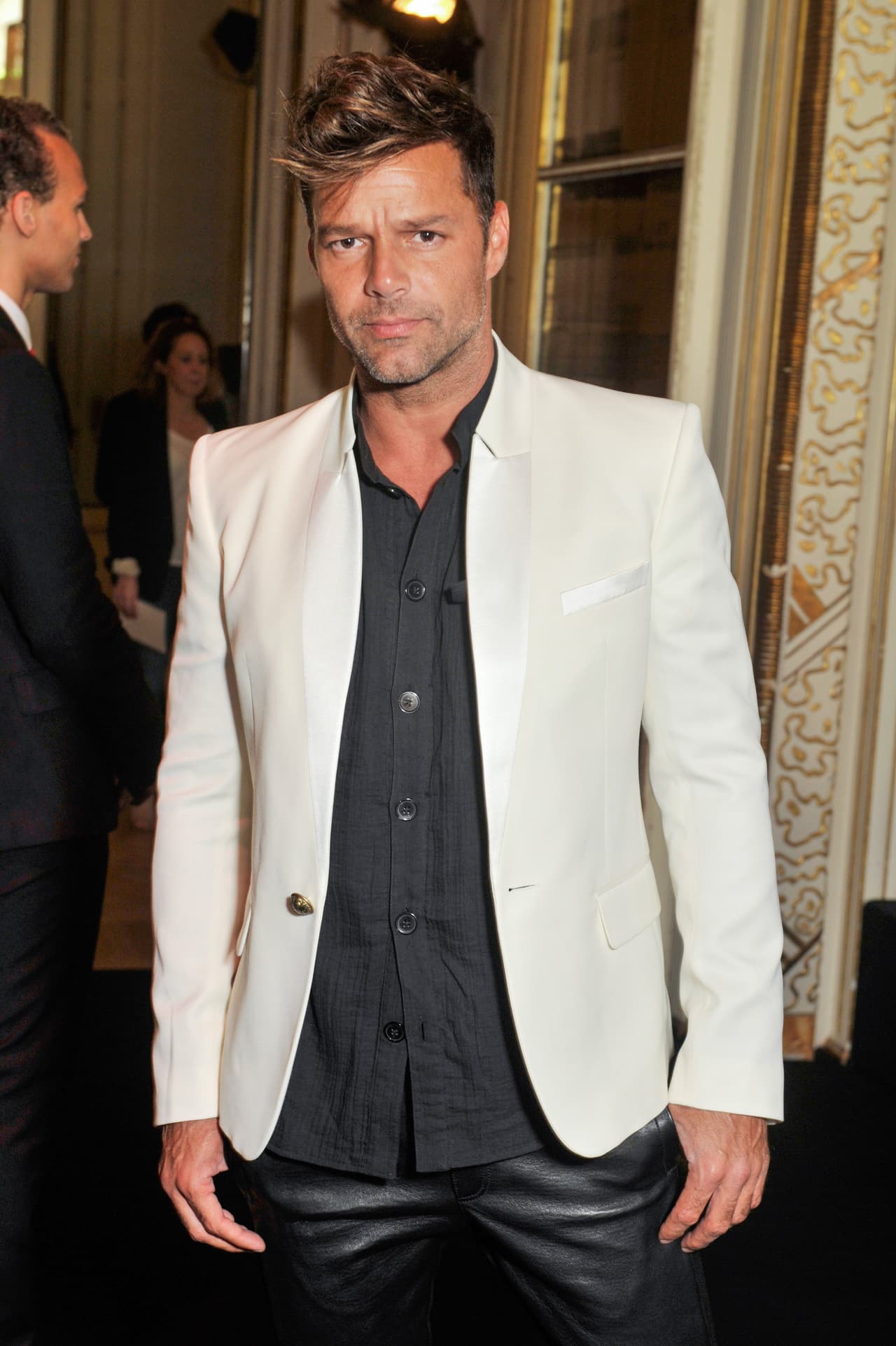 Wow! La verdad es que él sí que sabe de estilo, siempre luce impecable.