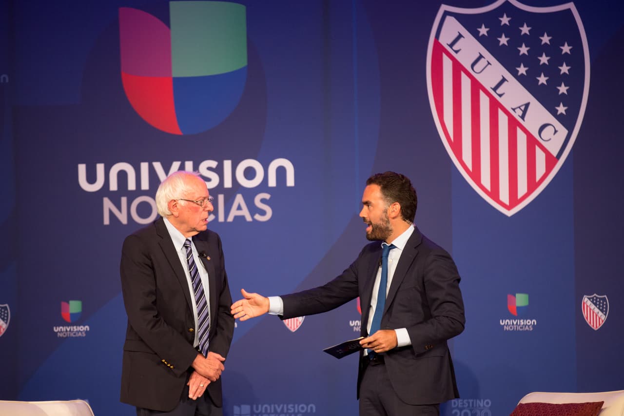 El precandidato Bernie Sanders danzaba por el escenario de Milwaukee mientras sentaba sus posturas, lo que hizo que Acevedo también se pusiera de pie.