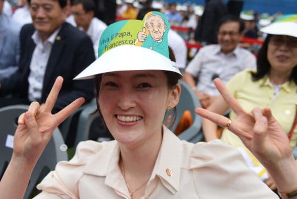 Y en las calles aledañas, cientos de personas esperaban saludarlo.