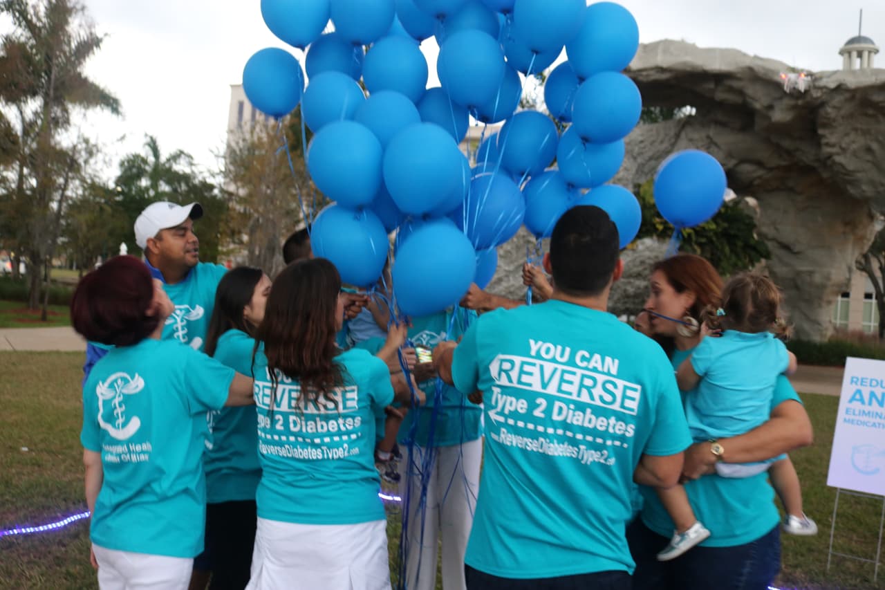 Por el día mundial de la diabetes, Valdes y sus empleados se reunieron en un parque cercano a sus oficinas para ofrecer pruebas gratuitas del nivel de azúcar y llamar la atención sobre el hecho de que la enfermedad es prevenible.