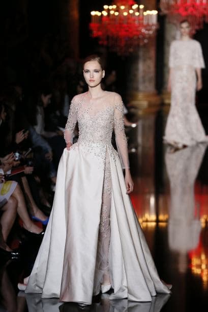 La pedrería en el torso es perfecta para quienes quieren y pueden destacar un talle ceñido.