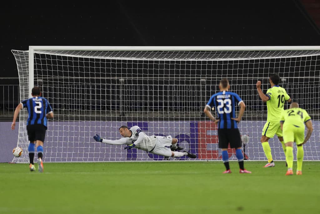 Jorge Molina no aprovecha la oportunidad de empatar el partido desde los once pasos y su disparo termina fuera de la portería de Handanovic.