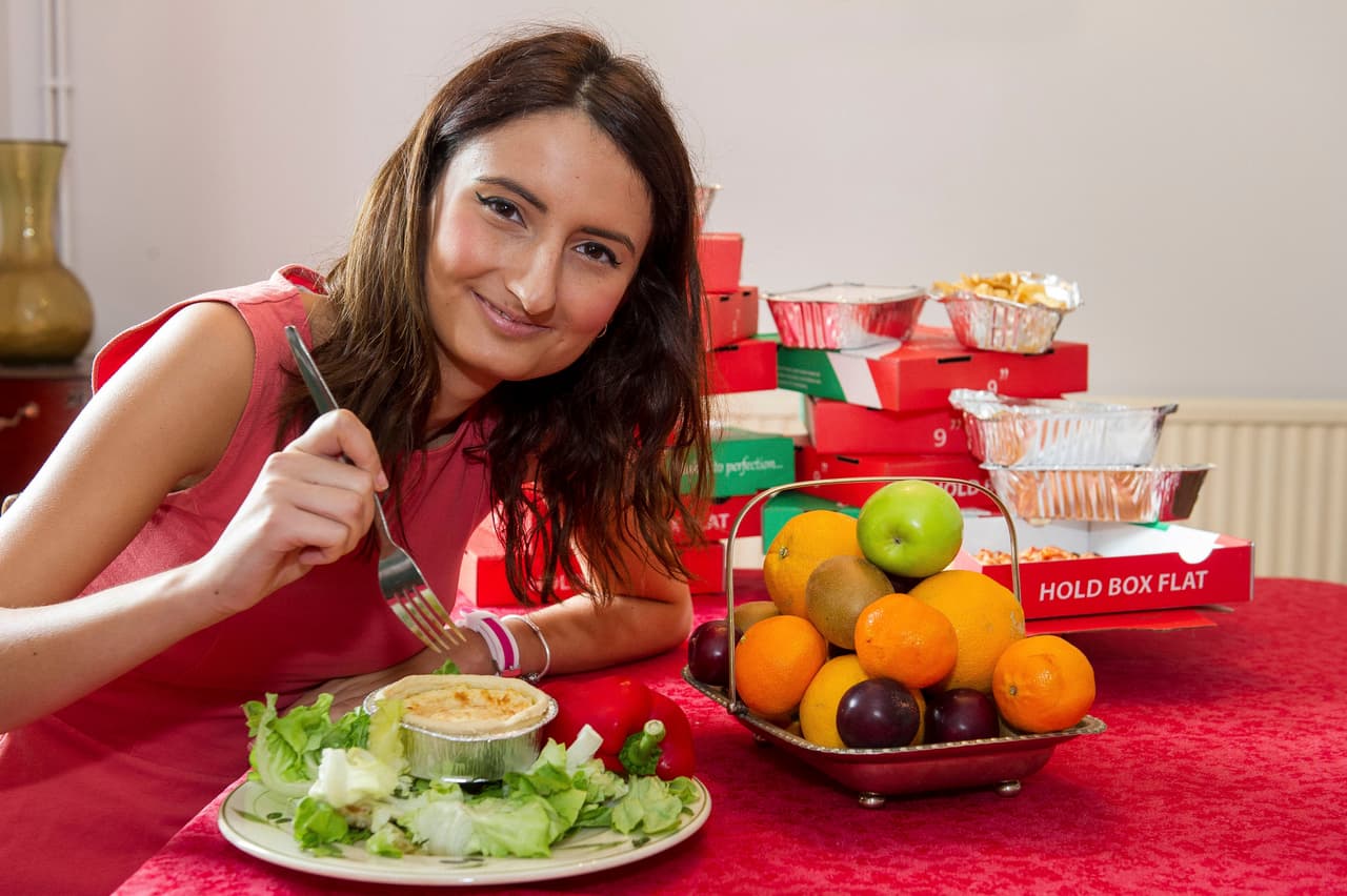 La inglesa dice sentirse más contenta, pues antes sus amigos solían burlarse de ella por su mala forma de alimentarse.