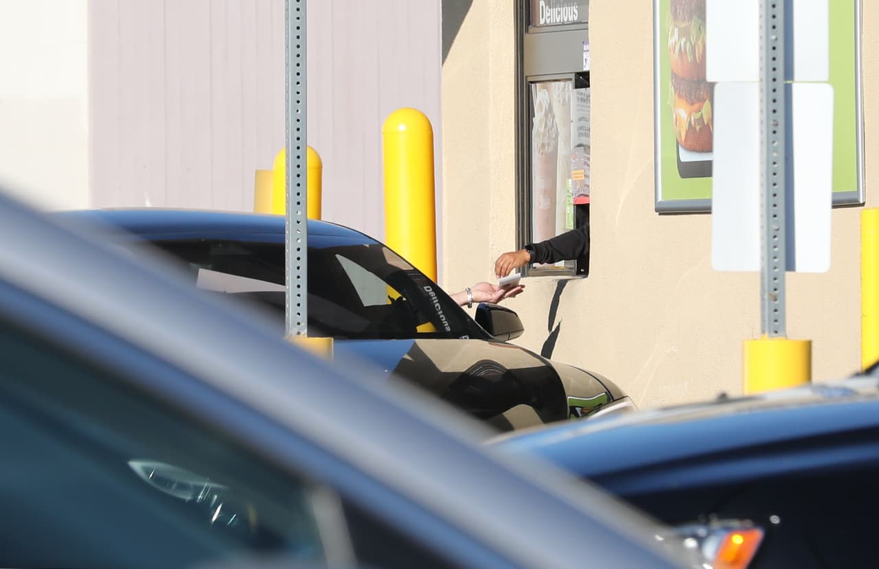 Al momento de pagar los alimentos, los empleados pudieron ver de cerca la joya que recibió de la cantante neoyorkina.