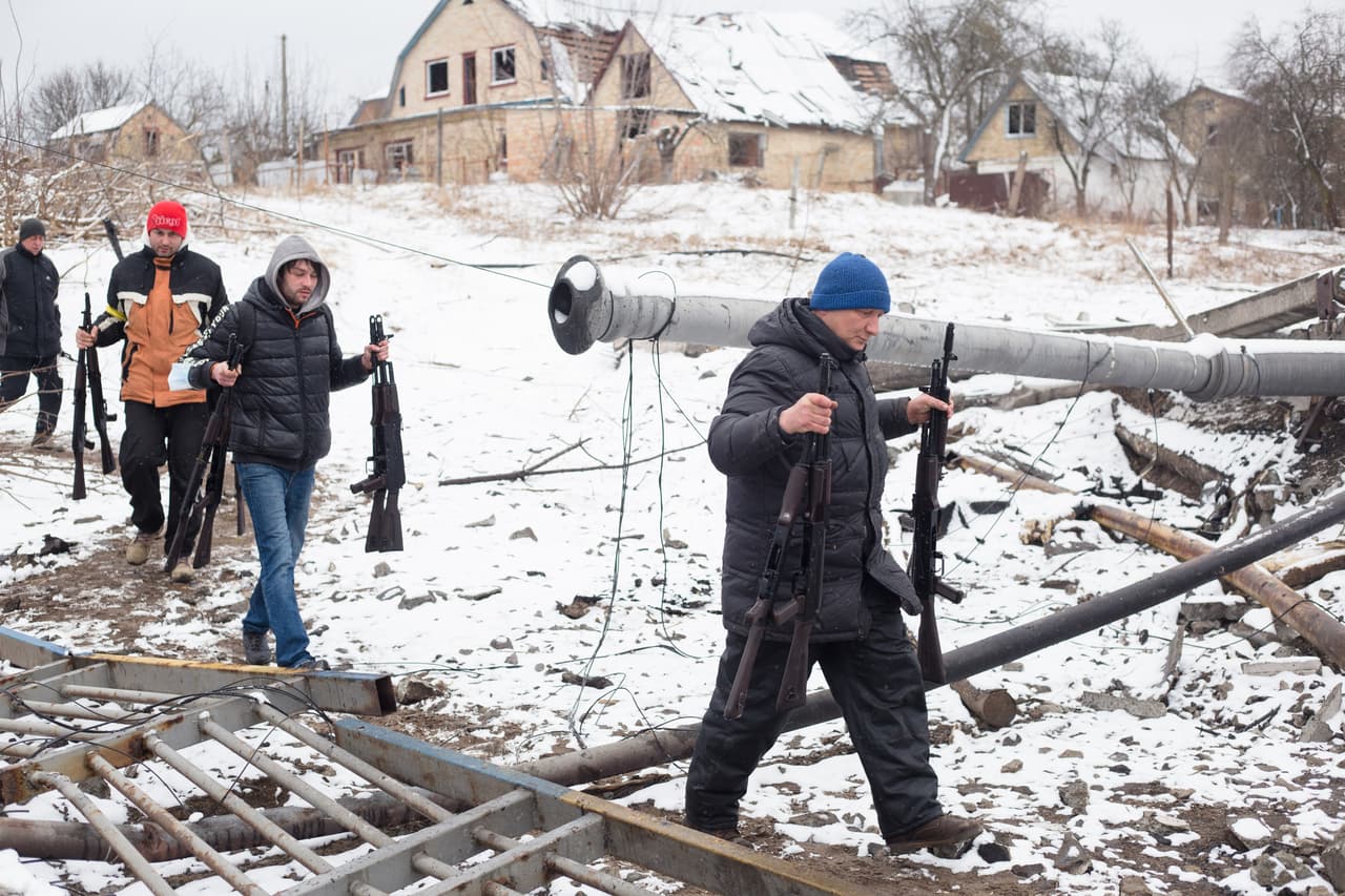 Personas con rifles de asalto en Irpin. En su discurso sobre el Estado de la Unión, el presidente Joe Biden dijo este martes que el gobernante ruso, Vladimir Putin, "pagará un precio" por su invasión.