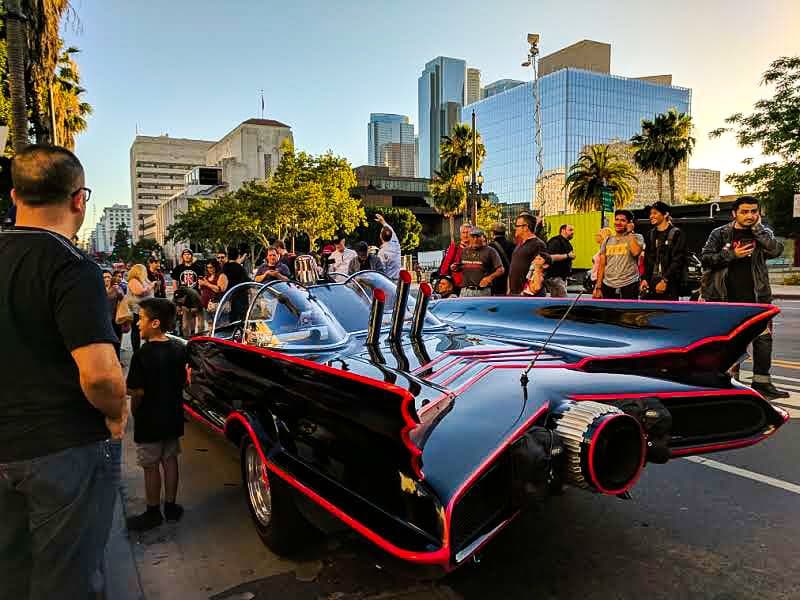 El batimóvil que se utilizara en la serie durante los años 60.