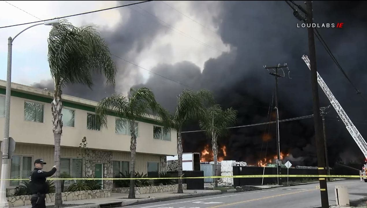 La ciudad de Ontario pidió a residentes alejarse del área a fin de colaborar con el trabajo de los bomberos.