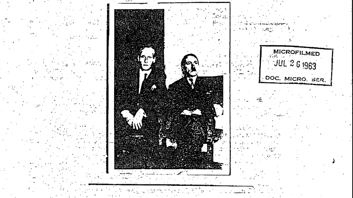 <b>Hitler vive y está en Colombia</b>
<br>Uno de los archivos desclasificados la semana pasada aportaba una inquietante información: “Adolf Hitler está todavía vivo”. El mensaje 
<a href="http://www.univision.com/noticias/politica/adolfo-hitler-esta-todavia-vivo-y-en-colombia-documento-de-1955-entre-los-archivos-desclasificados-del-asesinato-de-kennedy">lo envió un agente de la CIA en Caracas</a> (Colombia) y nunca se pudo confirmar. Los libros de historia explican que Hitler 
<b>se suicidó en Berlín en abril de 1945</b>, cuando las tropas aliadas tenían sitiada a la capital de Alemania. Otras leyendas anteriores en torno a la suerte del dictador lo situaban en Argentina.