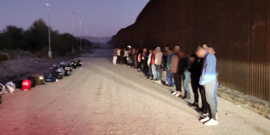 Cerca del Puerto de Lukeville, también la semana pasada, agentes encontraron 50 migrantes entre cubanos, dominicanos, nicaragüenses y peruanos.