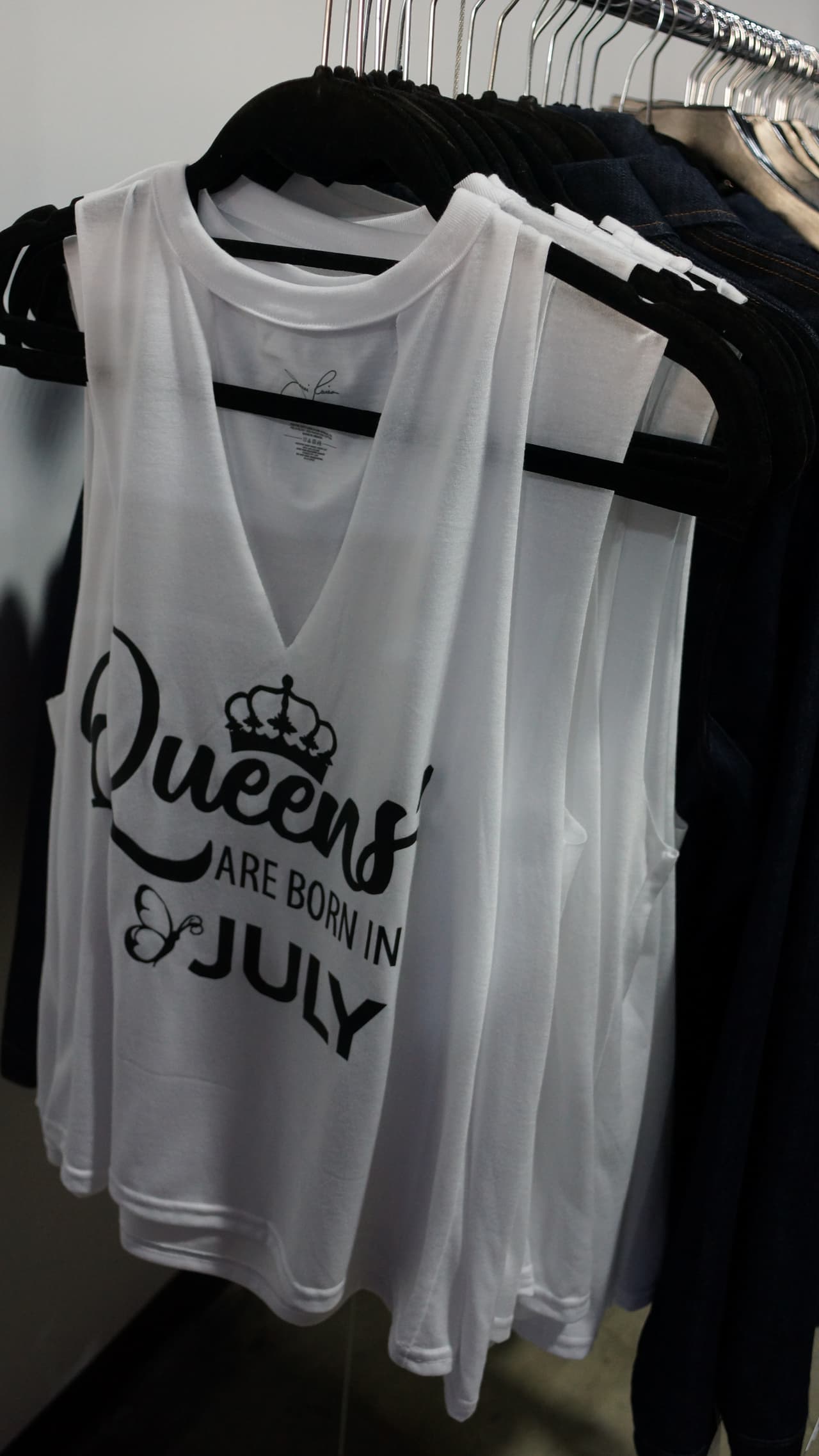 'Las reinas nacieron en julio', dice esta camiseta.