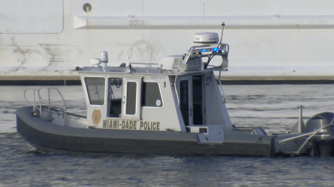 El barco de la guardia costera de Miami- Dade supervisó el crucero durante su llegada al puerto de Miami.