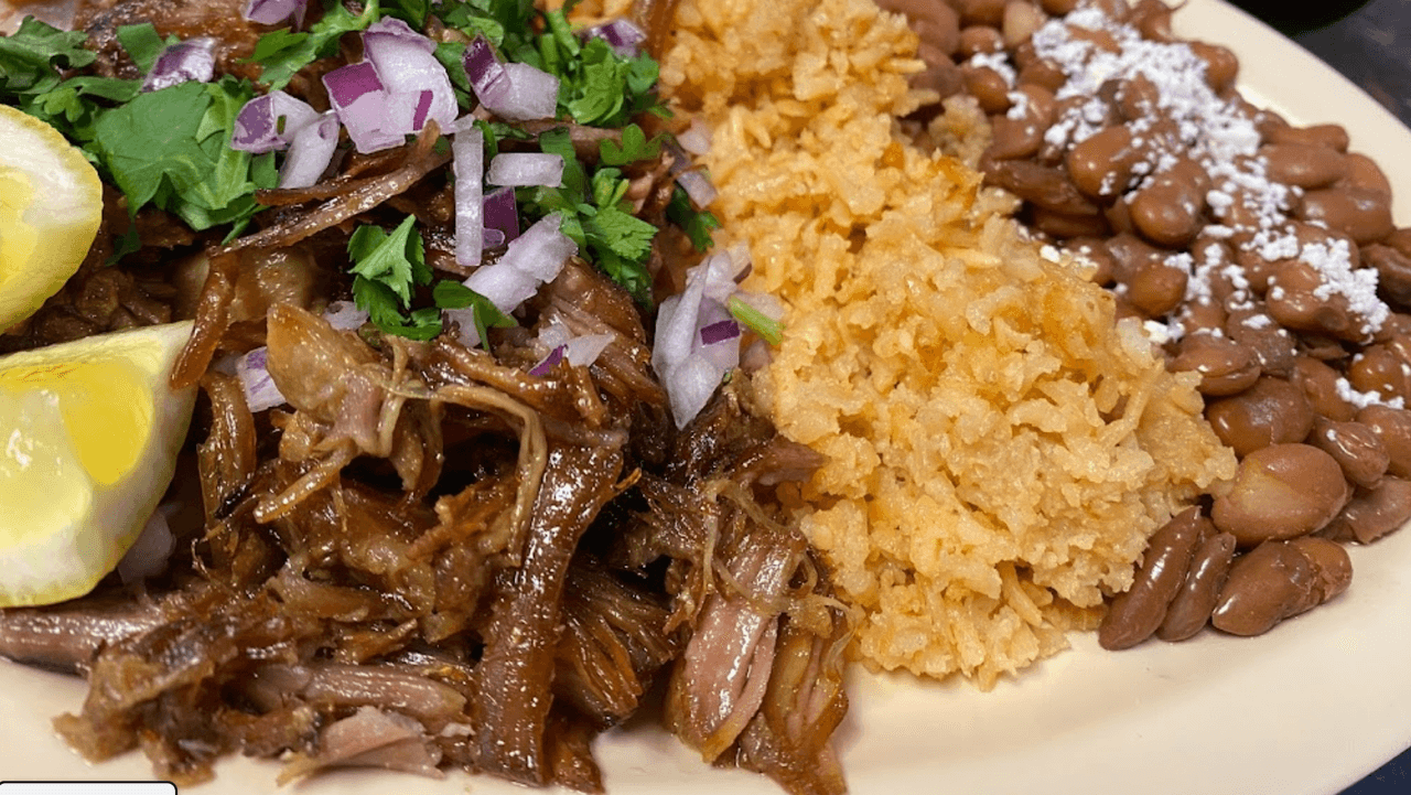 Ofrece tacos de
<b> asada, pollo, carnitas y birra</b>, así como quesadillas, burritos, entre otros. Como complemento, los clientes recomiendan los esquites o el consomé. Se encuentra en el 2990 Northgate Blvd.