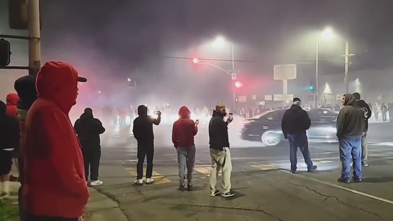 "Quedó atrapado": mexicano de 60 años muere en medio de una carrera ilegal de autos en LA