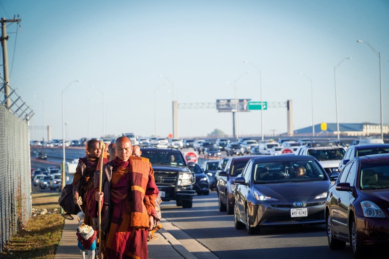 El 3 de noviembre llegaron a Georgetown cuando ya habían recorrido más de 170 millas desde Fort Worth, de 2 mil 300 que planean cubrir hasta Washington.
<br>
<br>La presencia silenciosa de los monjes contrasta con el movimiento y el tráfico de Texas, lo que llama la atención de conductores y peatones, quienes se detienen a saludarlos o a ofrecerles agua o comida.