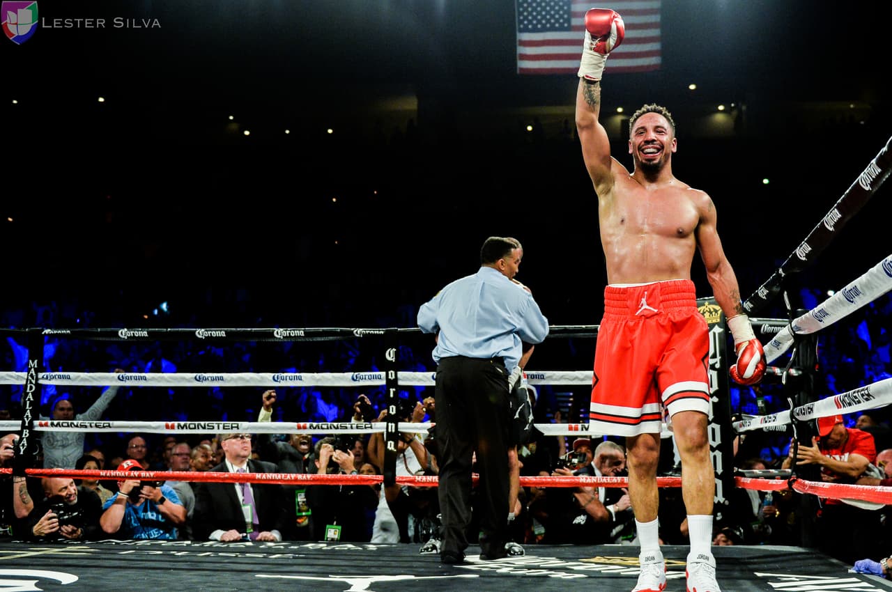 El estadounidense noqueó al ruso en el octavo asaltó y dio muestra de su gran poderío, reteniendo así los cetros de la AMB, OMB y FIB.