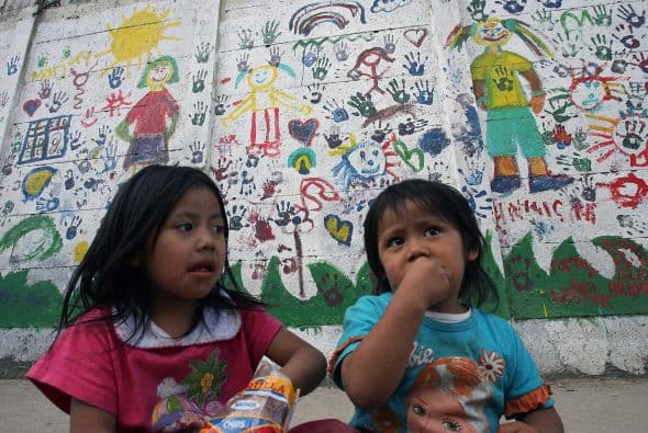 Según cifras de Naciones Unidas, el 49 por ciento de los niños guatemaltecos menores de cinco años padecen desnutrición crónica, el índice más alto de Latinoamérica. Por su lado, la Secretaría de Seguridad Alimentaria y Nutricional ha identificado 15 mil niños que requieren ayuda alimentaria urgente.