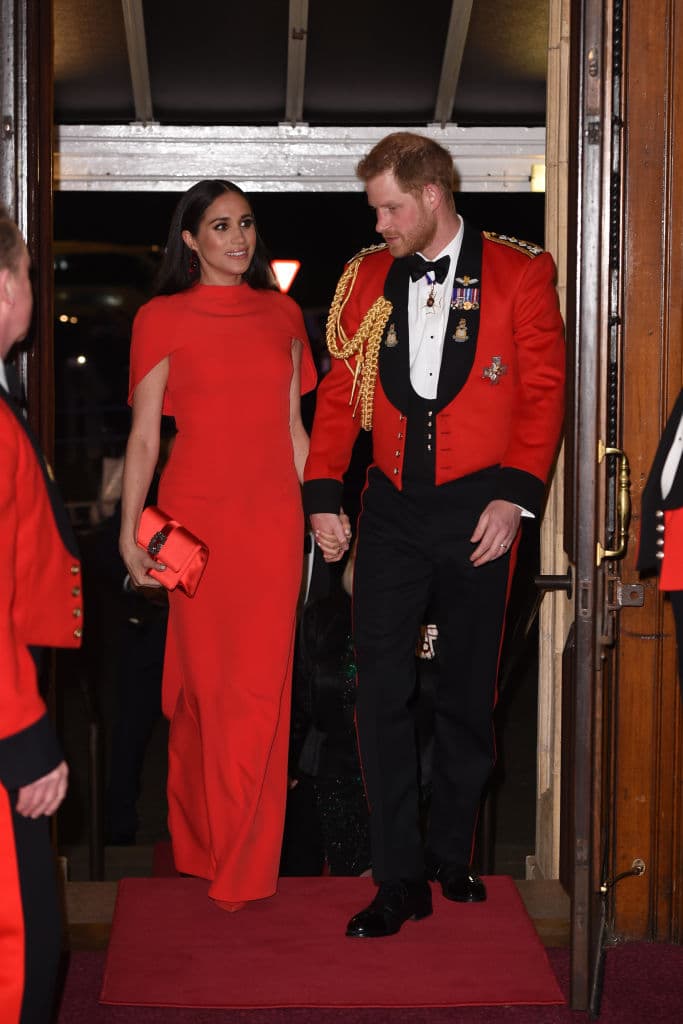 <b>La pareja llegó al evento combinada en rojo.</b> Harry usó su uniforme de capitán general de los Marines Reales, el cual muestra sus condecoraciones. Pero con su salida de la familia real, el hermano menor del príncipe William renunciará a este cargo. 
<br>