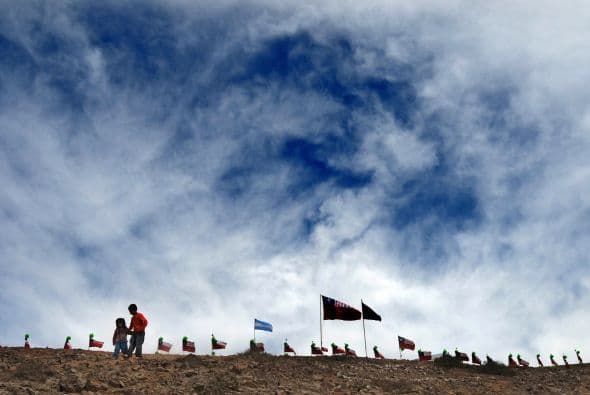 La máquina está ensanchando hasta unos 70 centímetros de diámetro el ducto por el cual circulará la cápsula “Fénix” que traerá uno a no a los 33 mineros a la superficie.
