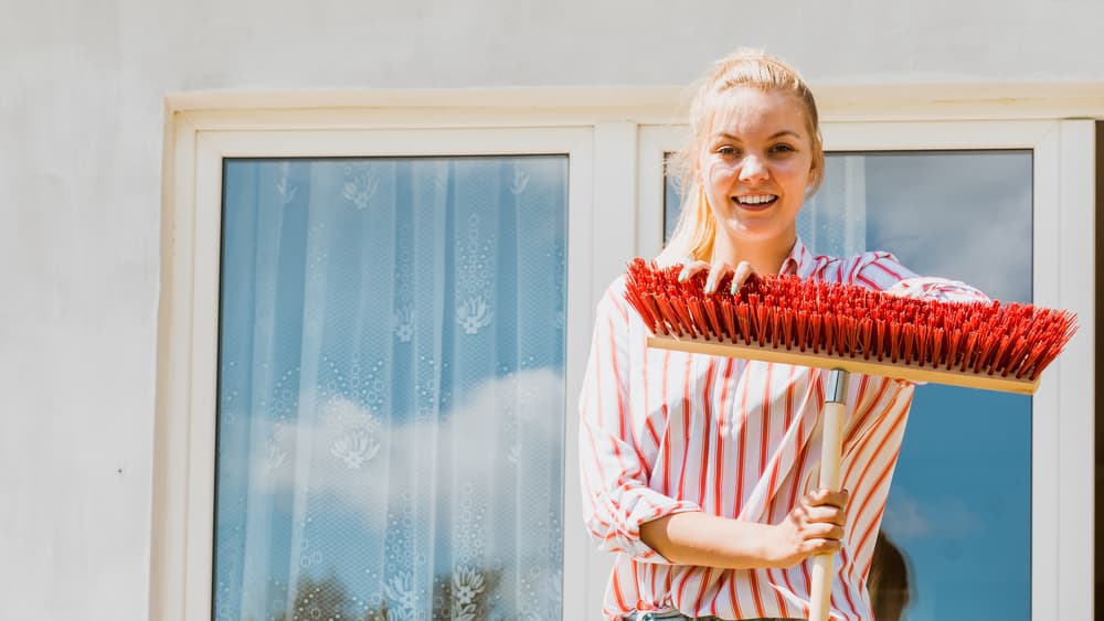 Luego de que la sal "absorba" la negatividad y mal karma del lugar, depurando la energía, bárrela para afuera de tu casa, liberándote de todo lo feo que pudo haberse impregnado en el interior.
