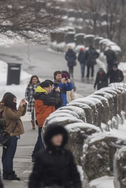 Con sólo una pequeña porción de la cara expuesta a la intemperie, el canadiense Juan Carlos Duarte, un guía turístico de origen portugués, acompañaba el martes a un grupo de turistas para contemplar la vista desde la catarata de la Herradura, la más espectacular de Niágara.