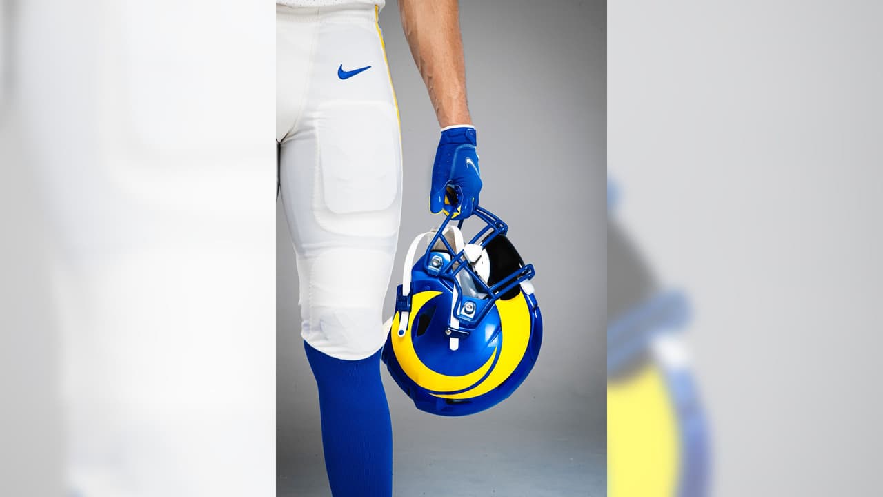 El casco ahora presenta una tonalidad azul más claro al estiloo 'throwback', es decir, haciendo referencia al pasado del equipo.