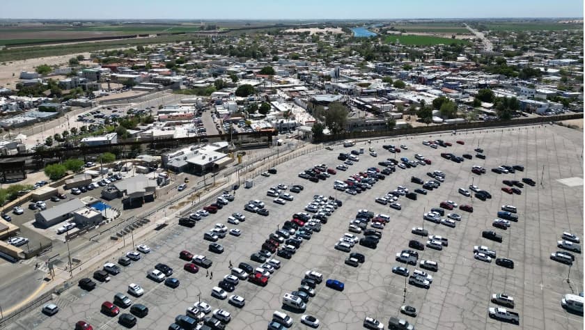 El estacionamiento que antecede a la frontera, en la ciudad estadounidense de Andrade, se llena desde temprano gracias a los miles de pacientes que visitan Los Algodones, pueblo mexicano en la frontera convertido en una meca dental.