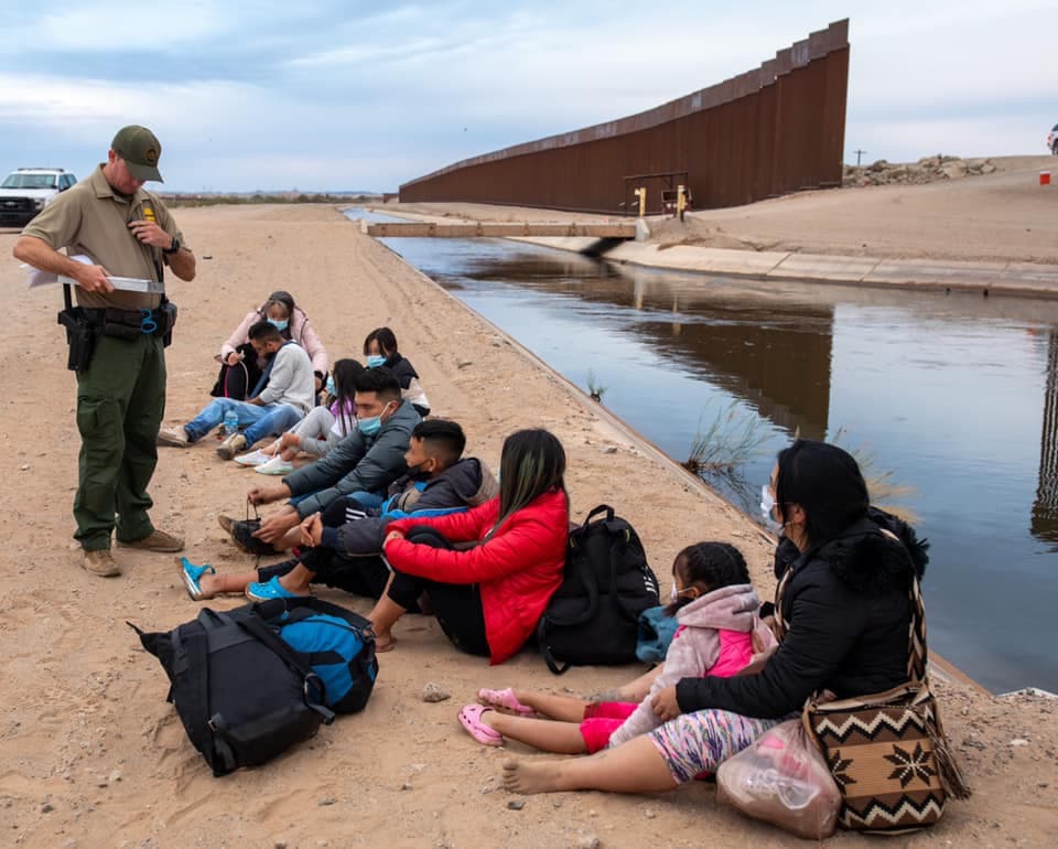 El camino fácil que ofrece el ingreso por Yuma es que solo caminan y se entregan a las autoridades para solicitar asilo, afirman activistas proinmigrantes.