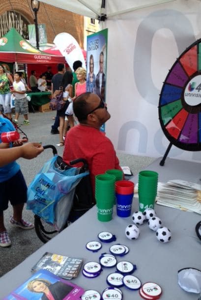 Cientos de personas asistieron a la 21º Fiesta del Pueblo este domingo en el centro de Raleigh. Grandes y pequeños pudieron disfrutar junto a Univision 40 de un ambiente lleno de juegos, antojitos, productos y mucho entretenimiento.