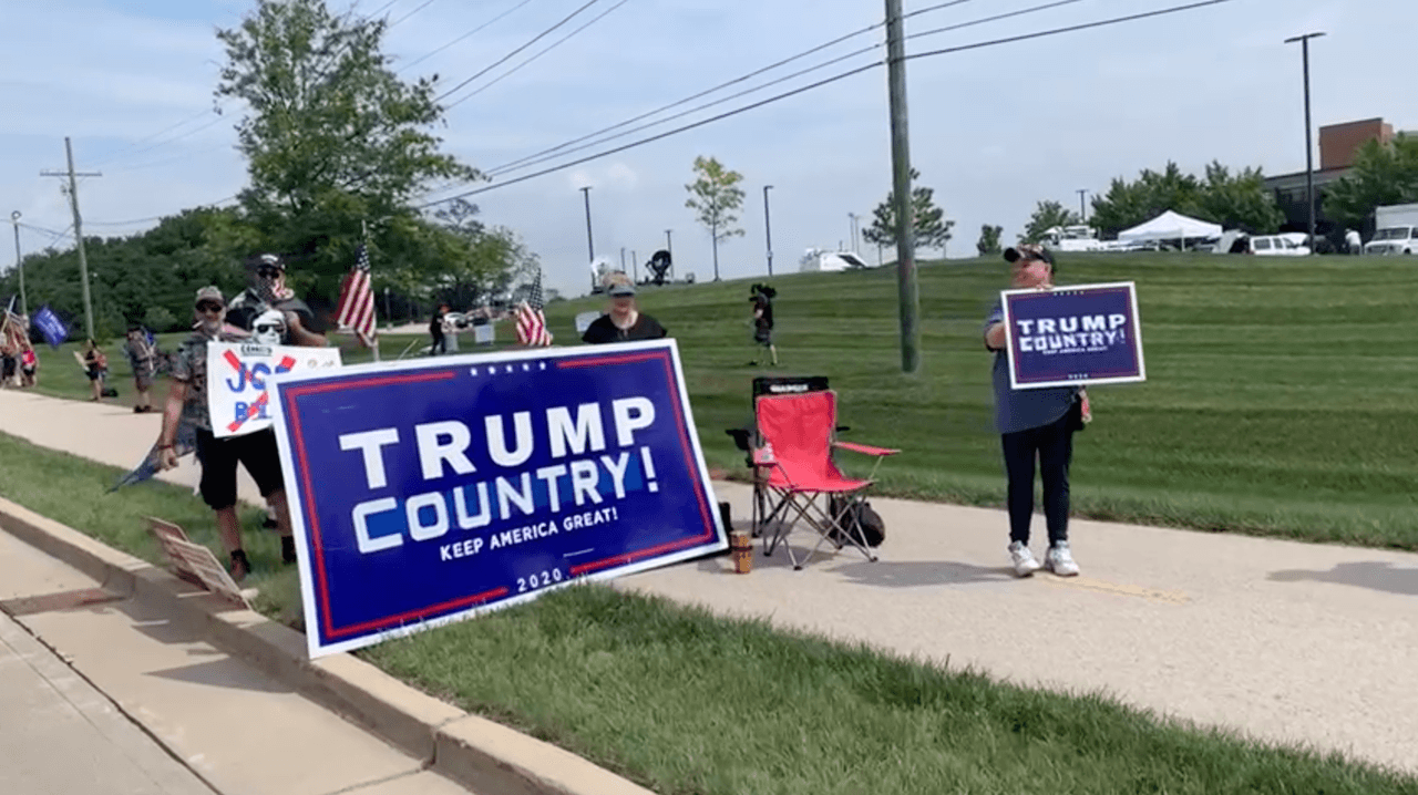 Decenas de personas le dieron una particular bienvenida al presidente Joe Biden en su visita al Colegio Comunitario del condado de McHenry. Es que no eran demócratas, sino republicanos, simpatizantes del exmandatario Donald Trump.
