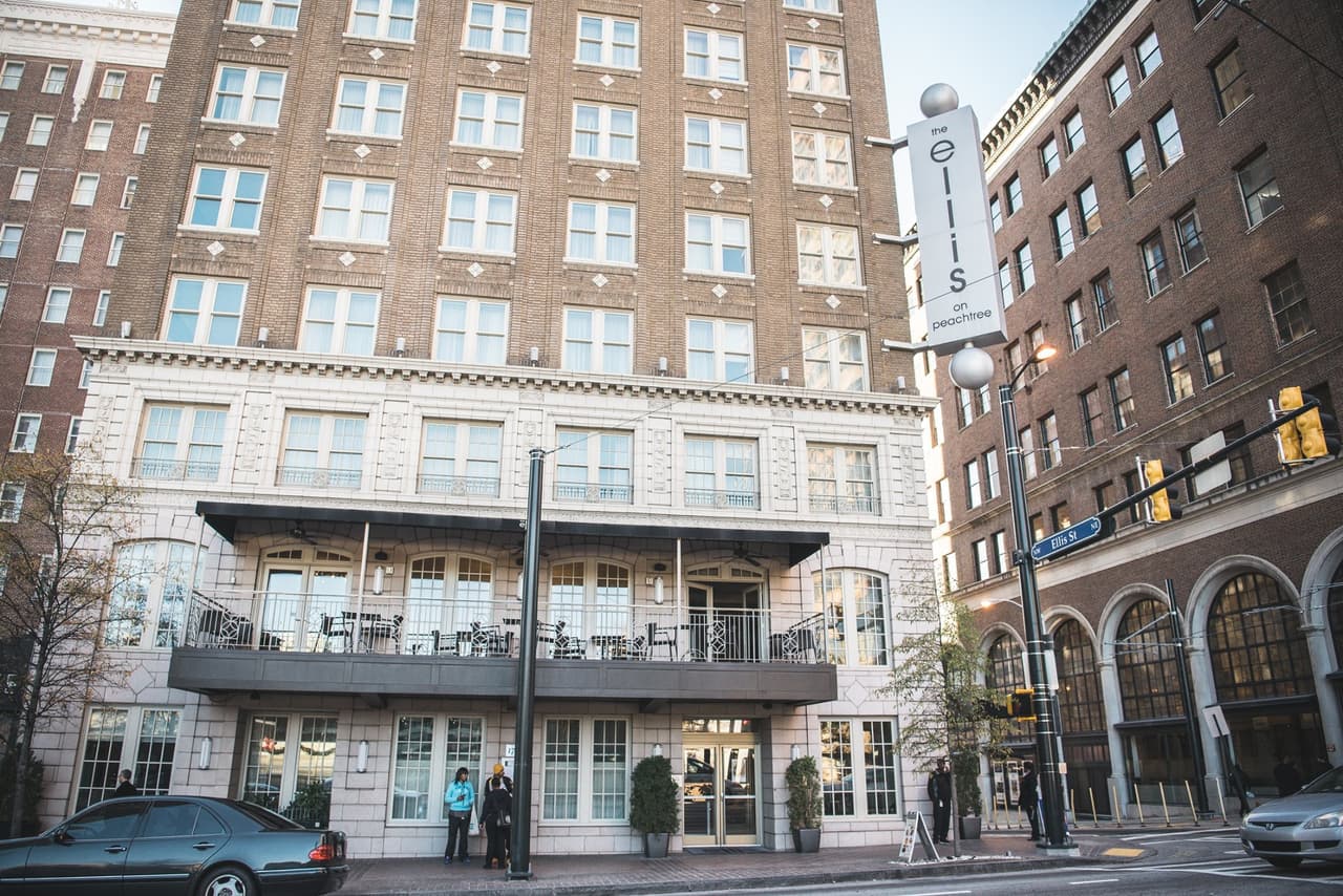 <b><a href="https://www.ellishotel.com/">The Ellis Hotel (Atlanta)</a></b>. Antes de ser The Ellis Hotel, el Winecoff Hotel fue construido en 1913 como un supuesto “hotel a prueba de incendios”. Pero en 1946, repleto de 300 huéspedes, el hotel se incendió y murieron 119 personas. Los bomberos solo pudieron llegar a ocho de los 15 pisos, y hay imágenes de personas saltando por las ventanas. Frank Winecoff, el homónimo del hotel, estaba entre los muertos. A pesar de los daños, el edificio reabrió como hotel en la década de 1950 y más tarde como residencia de ancianos antes de convertirse en The Ellis Hotel en la década de 1990. Los huéspedes informaron que olían a humo y que las alarmas contra incendios se activaron en el momento en que se produjo el incendio original.
<br>
<br>
<b><a href="https://www.ellishotel.com/">Cómo llegar</a></b>