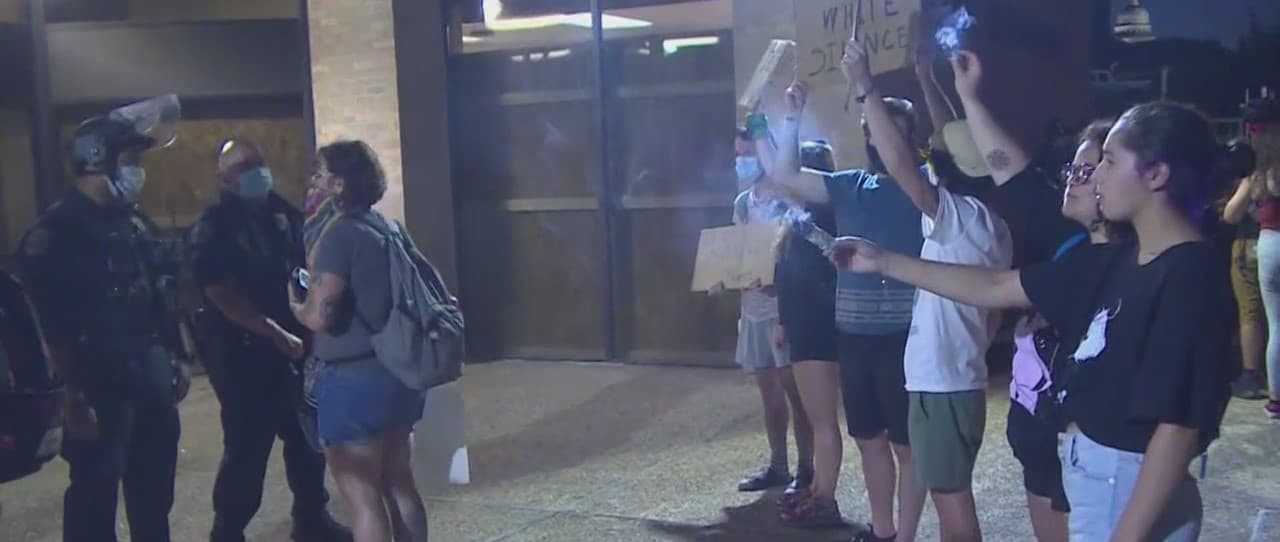 Este jueves, el Concilio de la ciudad votará
<a href="https://www.univision.com/local/austin-kakw/el-concilio-de-austin-acuerda-limitar-el-poder-y-recursos-de-la-policia-previo-a-su-voto-del-jueves">una serie de medidas para limitar el poder y los recursos de la Policía de Austin. </a>