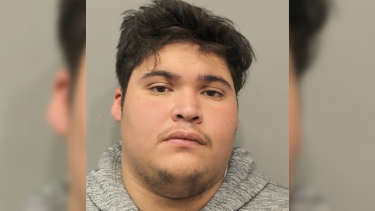 Christopher Ehijos, 22 años, fue arrestado por los oficiales del Precinto 4 bajo cargos de conducir ebrio.