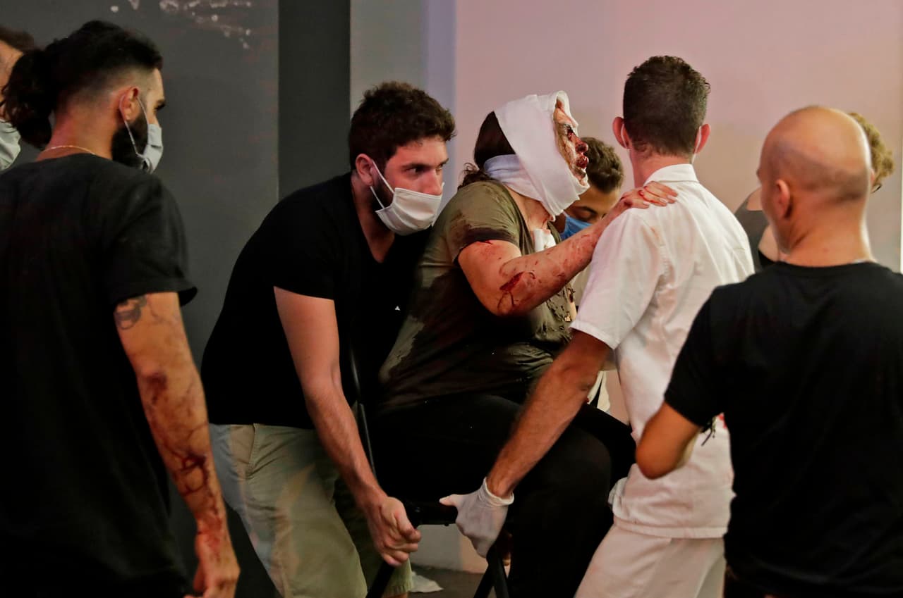 Heridos en la entrada de un hospital en Beirut, donde serán atendidos de las heridas causadas por la detonación.