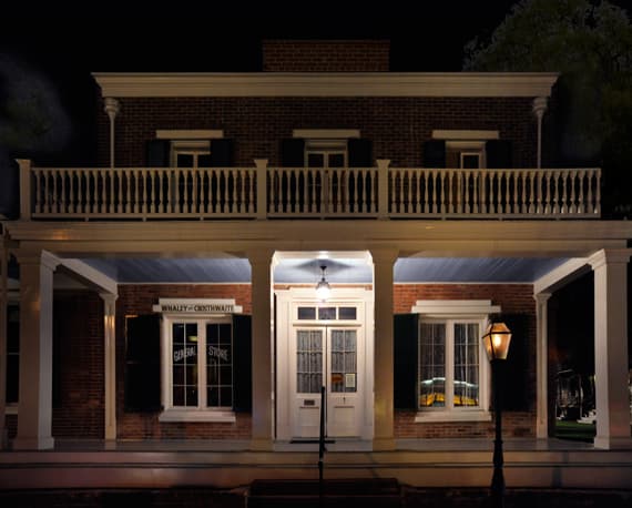 The Whaley House es uno de los lugares más terroríficos en California. Según cuentan, la hija de la familia Whaley, Violet, luego de sufrir un largo período de depresión tras separarse de su marido, se suicidó en la casa al dispararse en el corazón el 18 de agosto de 1885.
<br>
<br>Según 
<a href="http://whaleyhouse.org/familyhistory.htm" target="_blank">Whaleyhouse</a>, durante varios años se hicieron numerosas ejecuciones en la propiedad mientras estuvo deshabitada.
<br>
<br>Los visitantes dicen escuchar fuertes pasos y ven apariciones flotantes. Algunas personas incluso han dicho que ven al propio Thomas Whaley en lo alto de las escaleras. 
<br>
<br>Si te interesa visitarla, está ubicada en el casco histórico de San Diego en2476 San Diego Avenue, San Diego, CA 92110.
<br>
<br>