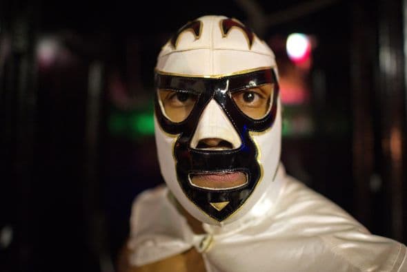 Entre los chicos, la máscara de luchador puede ser lo único que necesiten.