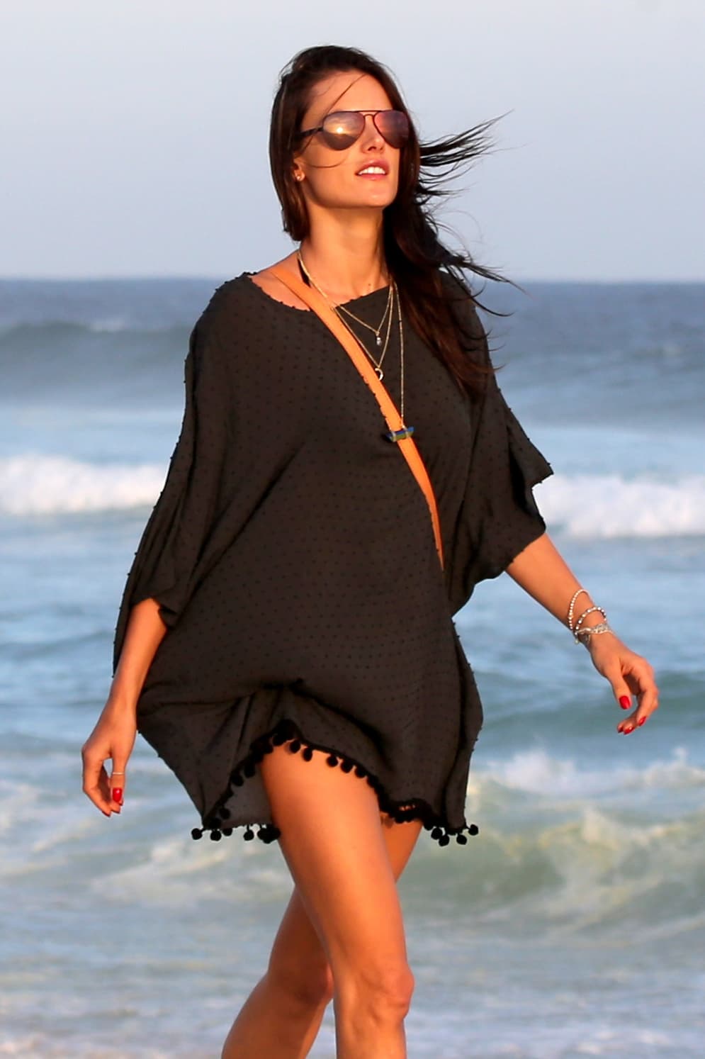 Y así se paseó a la orilla del mar.