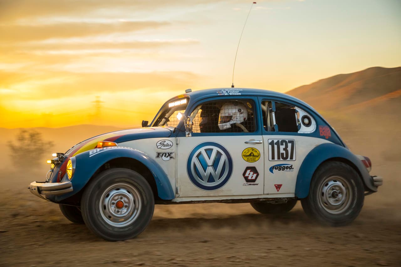 El panorama luce mucho más alentador 
<b>cuando se une a tu causa un patrocinador.</b> Como sucedió este año con el equipo ProjectBaja.com, el cual logró el patrocinio de Volkswagen para preparar su VW sedán 1970.
